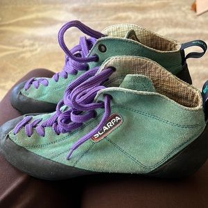 Scarpa high-top climbing shoes size 38.5